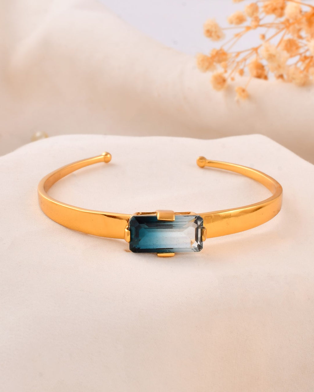 Dwi Aura Crystal Quartz Cuff