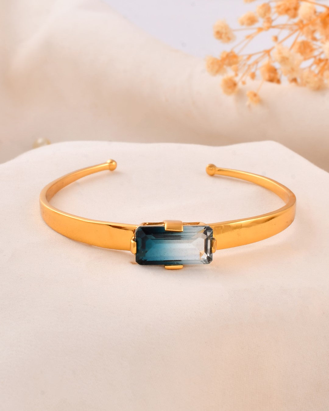 Dwi Aura Crystal Quartz Cuff