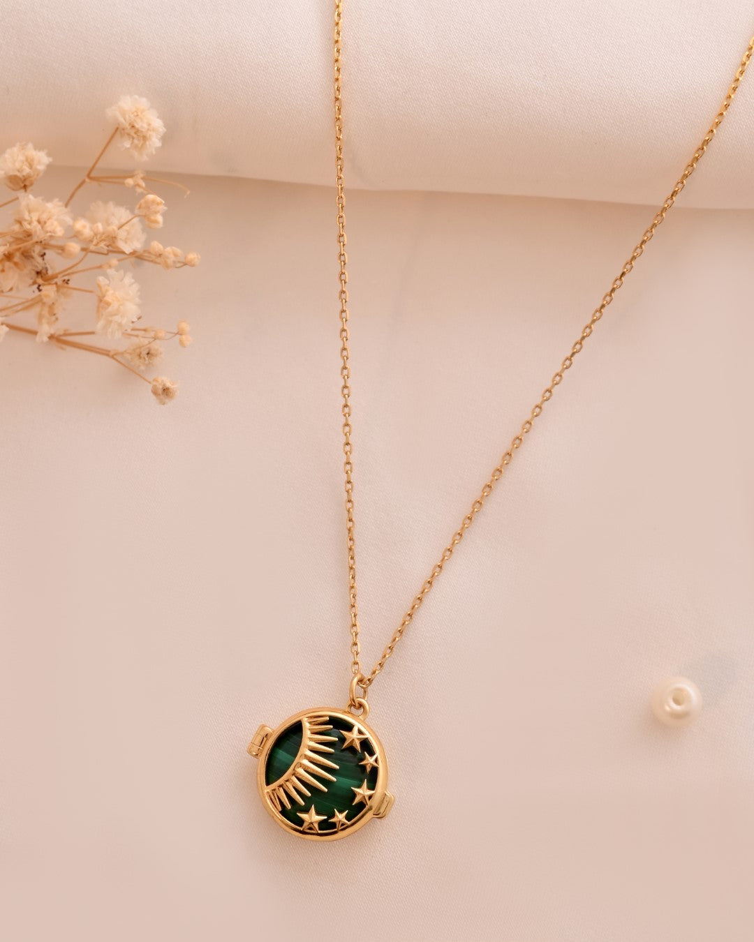 Simultaneous Visibility Malachite Locket